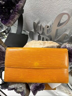 Auth, GUC Louis Vuitton Yellow Textured Epi Leather Wallet, violet interior,
